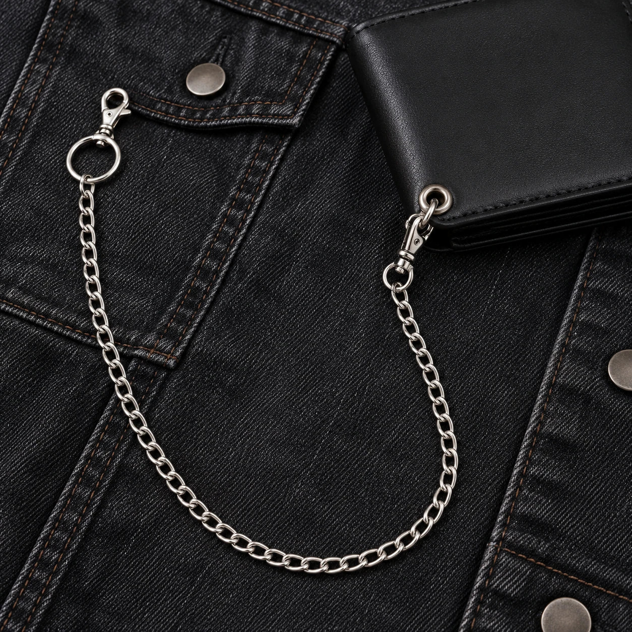 A single chain attached to a compatible wallet eyelet; wallet not included